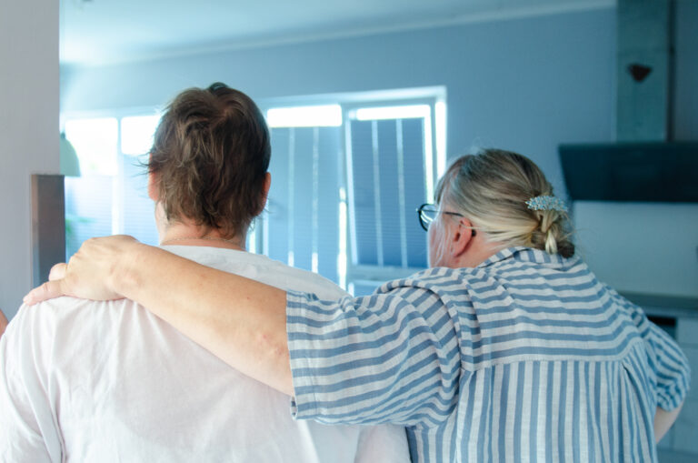 Ein beeinträchtigter Bewohner erhält Unterstützung